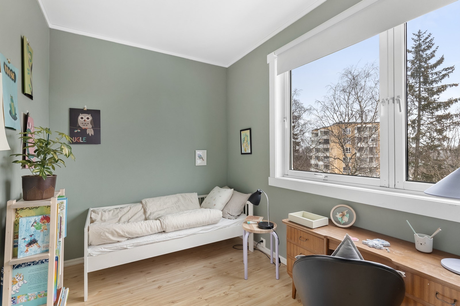 Boligens andre soverom er også av god størrelse, med plass til seng, tilhørende nattbord og annet møblement om ønskelig. Galleribilde