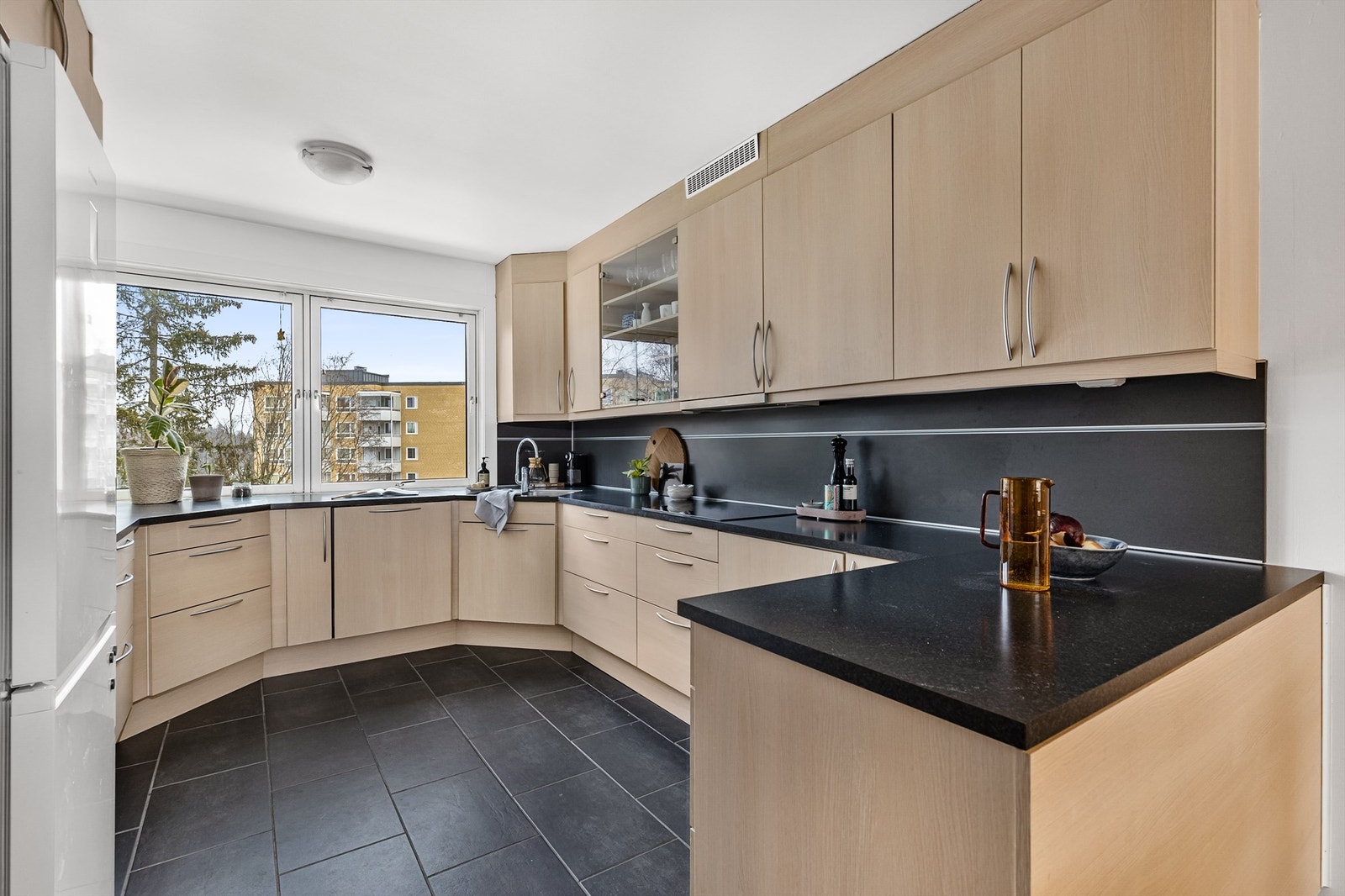 Den store benkeplassen gjør det enkelt å diske opp lekre retter til familie og venner. Galleribilde