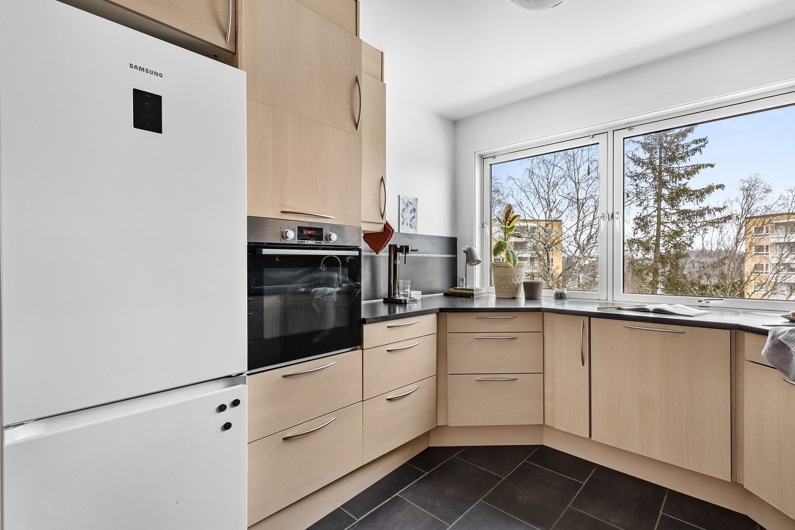 Av integrerte hvitevarer er oppvaskmaskin, komfyr og nedfelt induksjonstopp. Det er frittstående kjøleskap med frysedel. Galleribilde