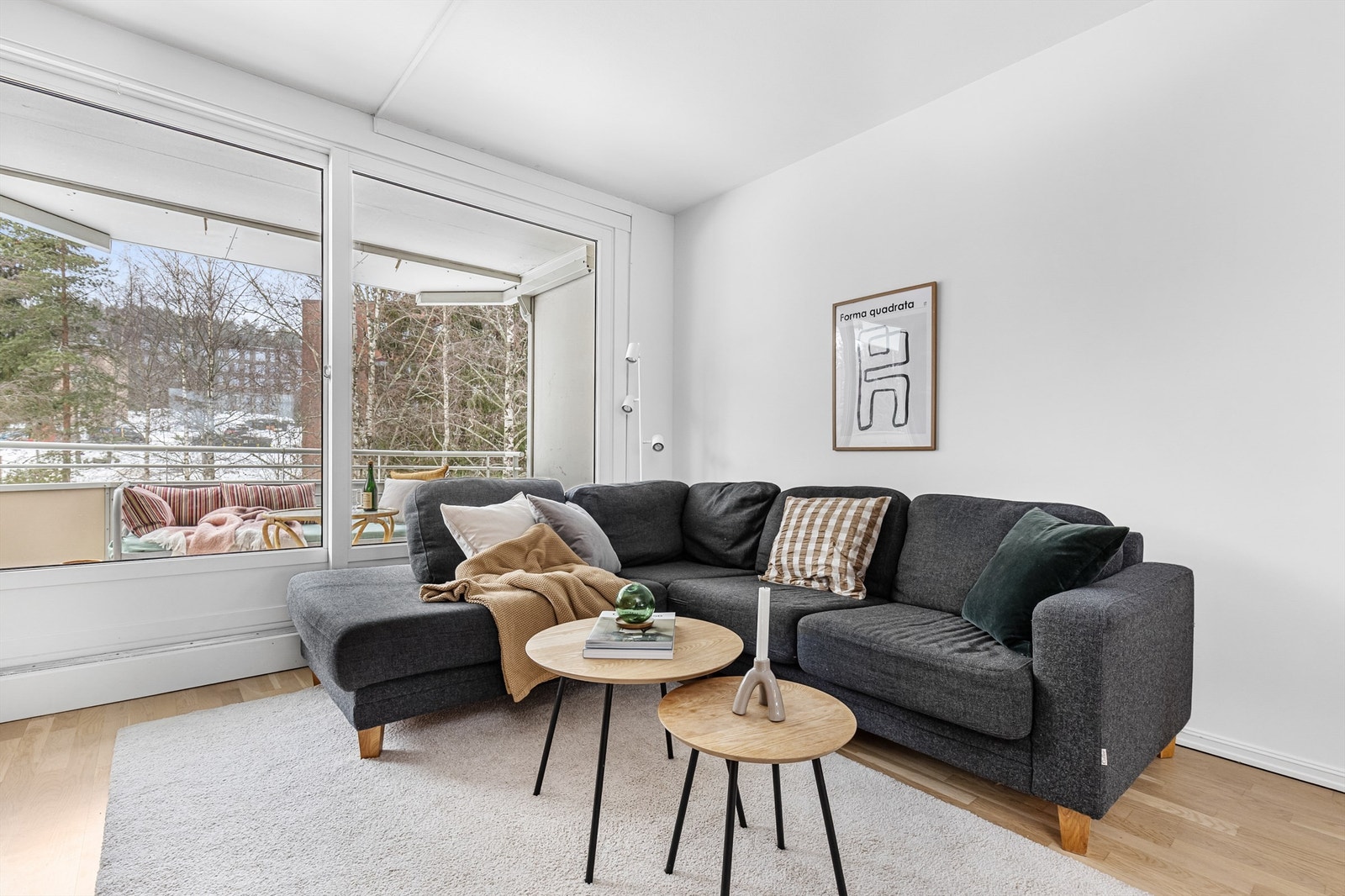 De store vindusflatene slipper inn rikelig med dagslys, og skaper en luftig og åpen romfølelse. Fra stuen er det utgang til den romslige balkongen. Galleribilde