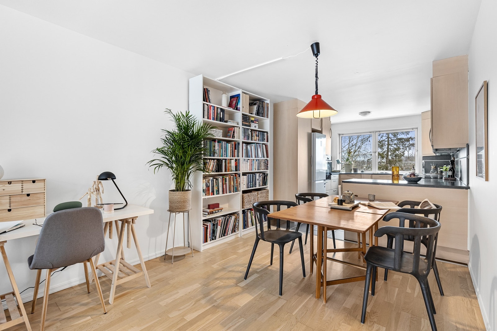 Kjøkkenet er for mange det viktigste rommet i boligen. Leilighetens kjøkken er holdt i en åpen løsning mot stuen, noe som skaper en sosial sone for matlagingen. Galleribilde