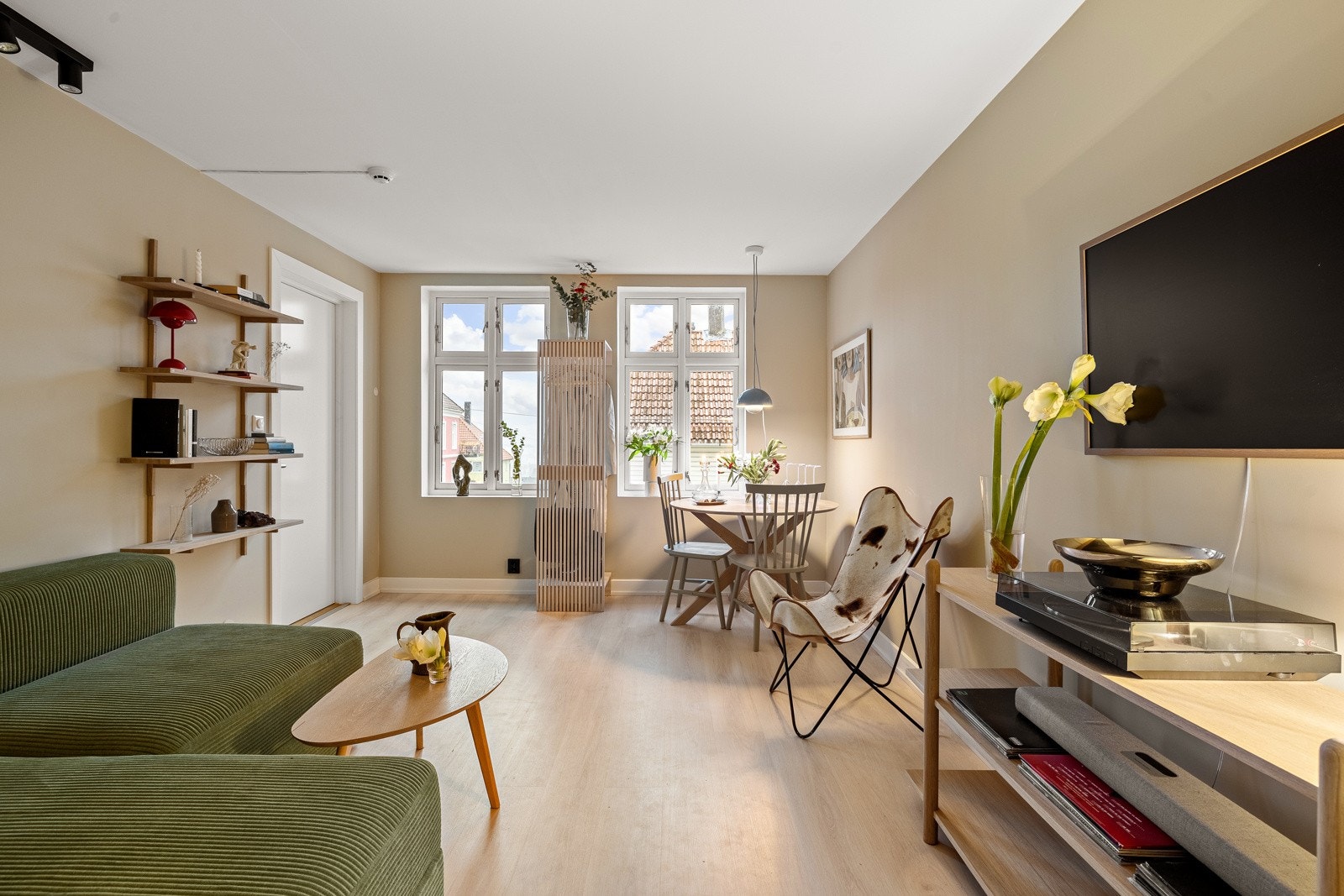 De store vinduene slipper inn rikelig med naturlig lys, som fremhever det lyse gulvet og de nøye utvalgte fargetonene på veggene. Galleribilde