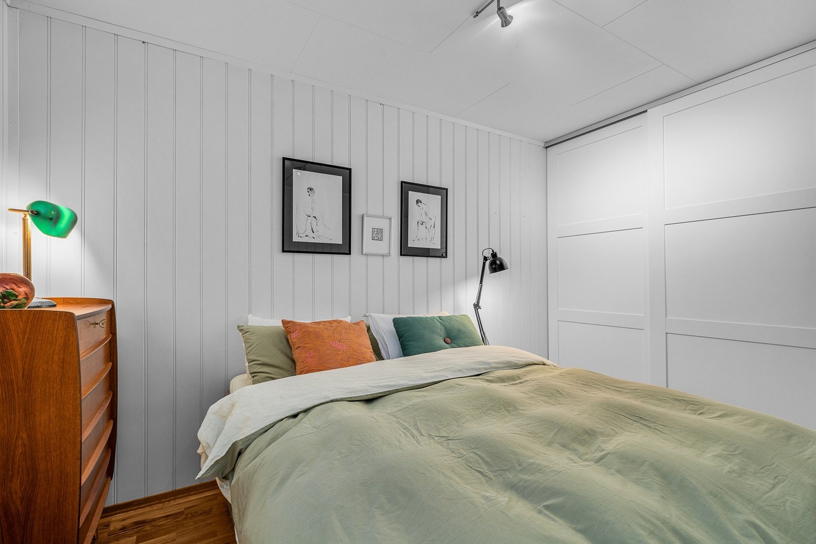 Soverom 1 - På gulvet er det eikeparkett og panelplater på veggene. En skyvedørsgarderobe med god oppbevaringsplass. Galleribilde