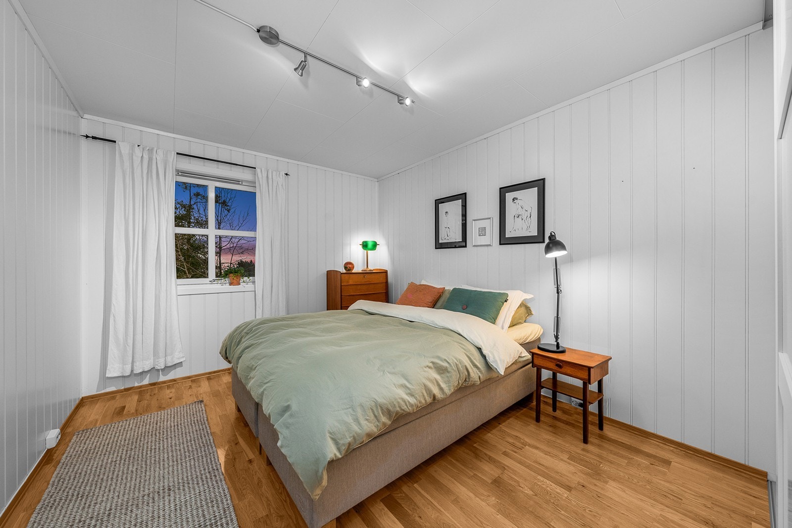 Soverom 1 - Hovedsoverommet er lyst og luftig med plass til dobbeltseng med tilhørende nattbord og garderobeskap. Galleribilde