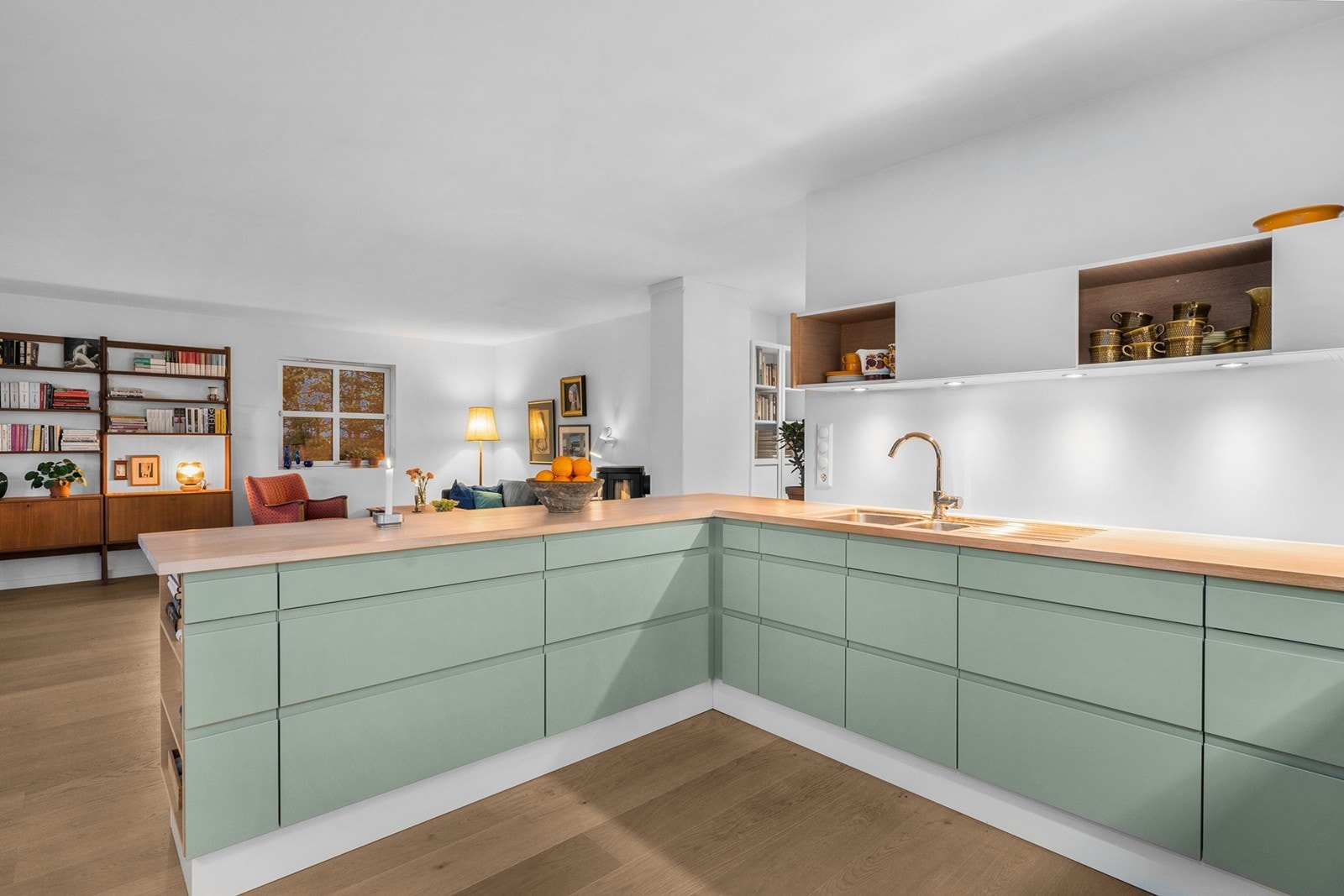 En flott kjøkkenøy har blitt kjøkkenet sitt sosiale samlingssted og midtpunkt. Galleribilde