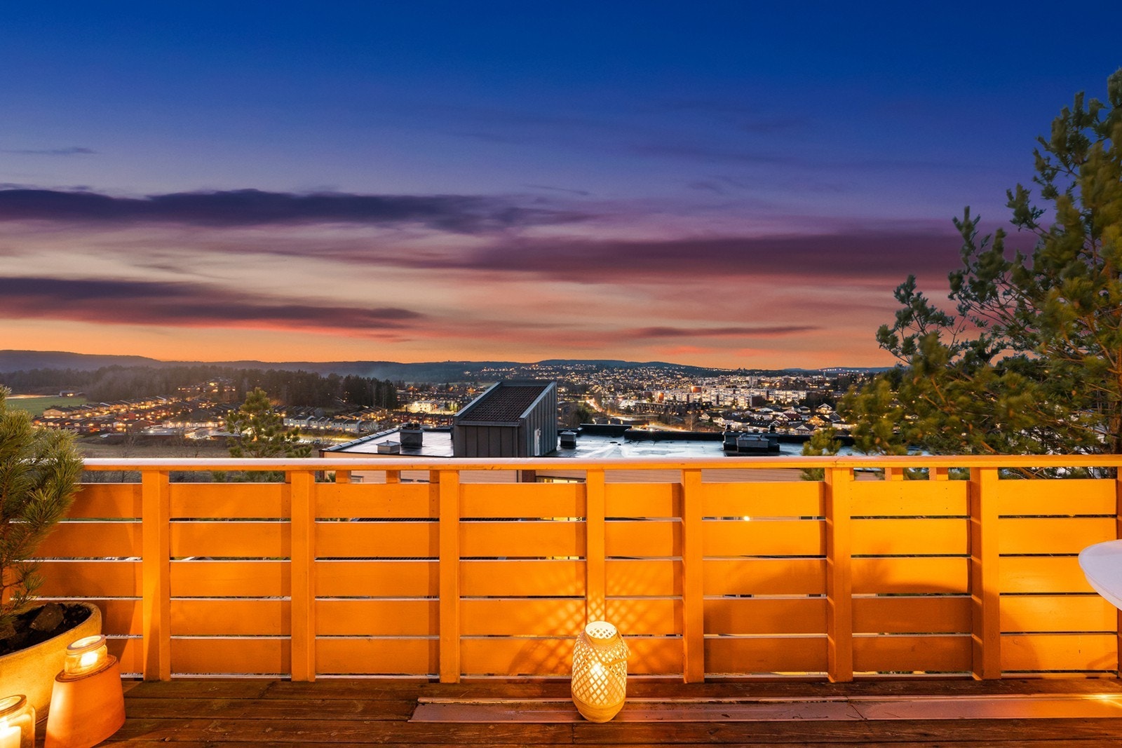 Balkong med utgang fra stue på ca. 13 kvm med panoramautsikt, med sol til sent på kvelden. Galleribilde