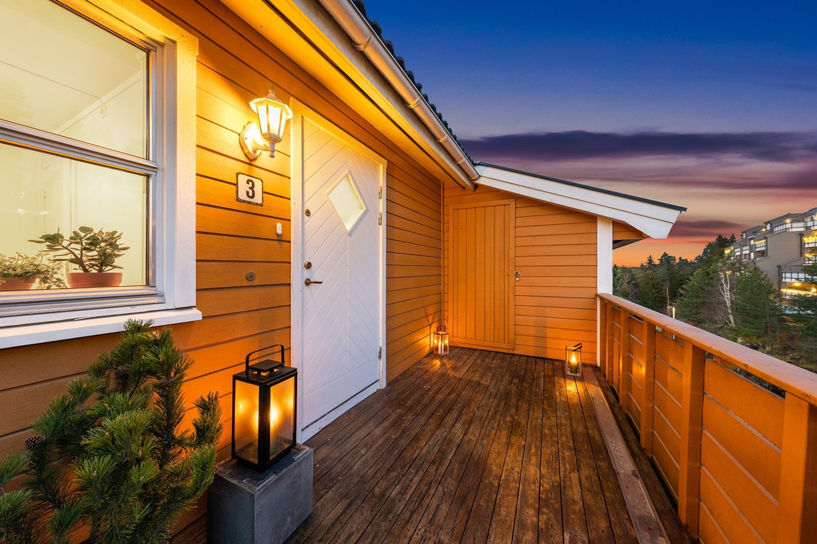 Leiligheten har en fin beliggenhet i andre etasje med inngang via svalgang i front av boligen på ca. 9 kvm. En utvendig bod ligger ved inngangspartiet. Galleribilde