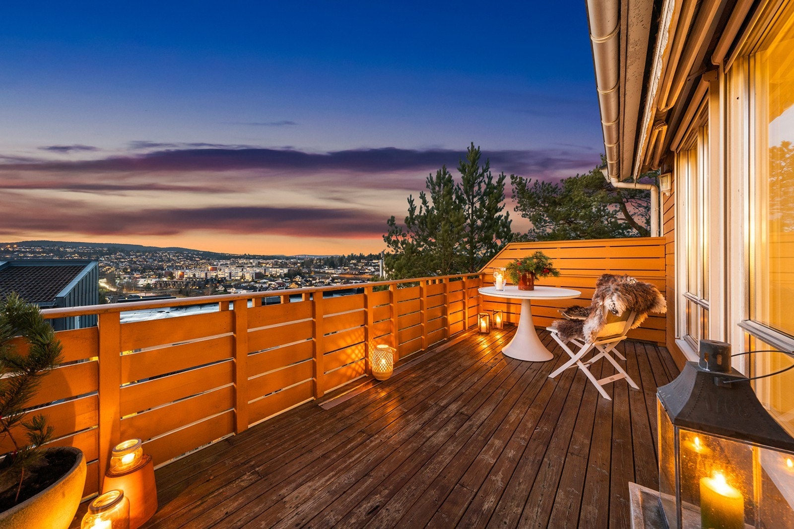 Leiligheten har en fin beliggenhet på Nesåsen i markanære og naturskjønne omgivelser, et rolig og barnevennlig område med kort avstand til lysløype, Losby Gods og Mønevann. Galleribilde