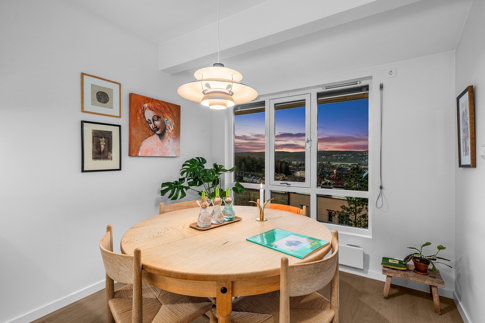 Hyggelig spiseplass i praktisk tilknytning til kjøkkenet. Galleribilde