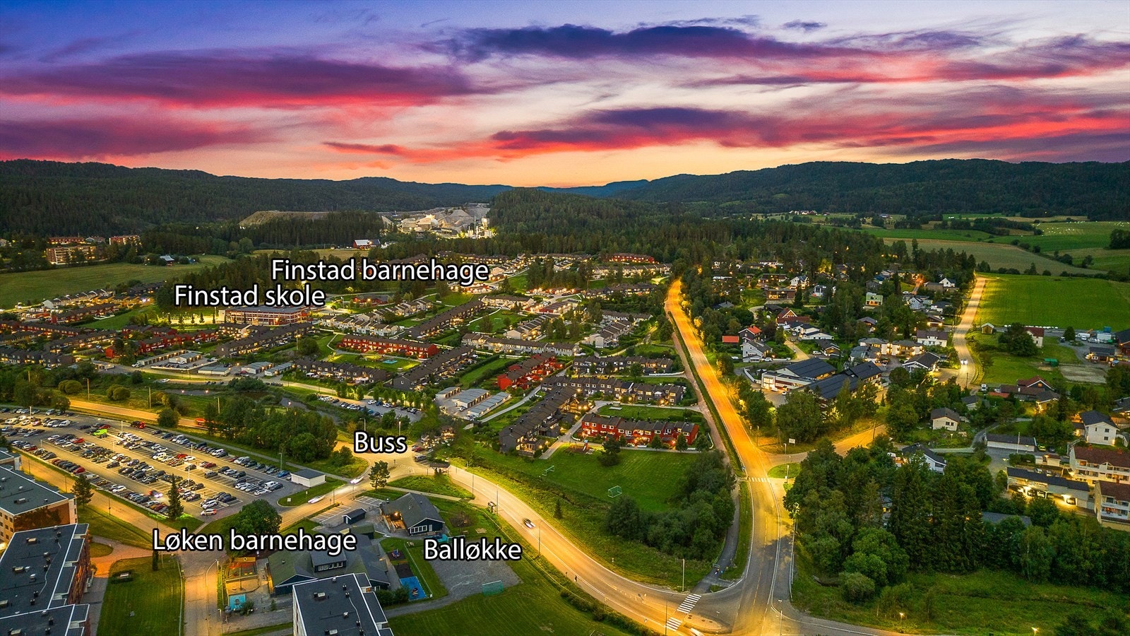 Har du barn i barnehagealder kan du enkelt levere og hente i Nesåsen barnehage, kun 200 meter fra ytterdøren. Finstad barneskole m/ SFO og barnehage ligger midt på rekkehusfeltet nedenfor Nesåsen. Galleribilde