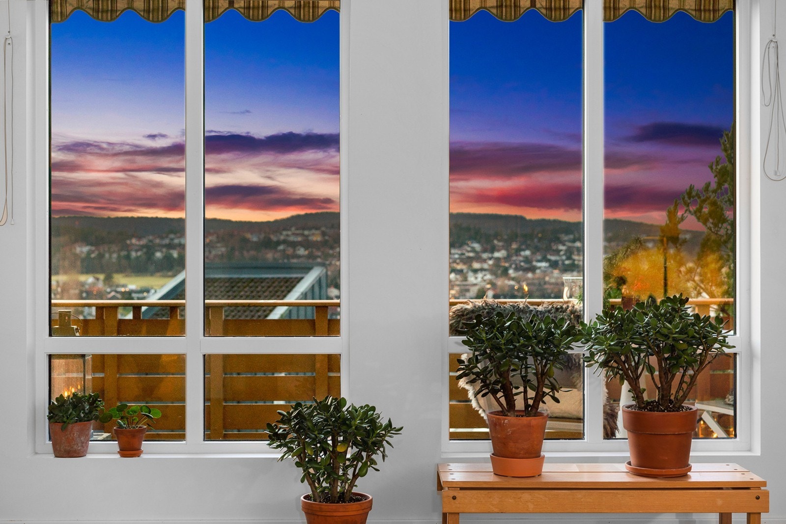 Allrommet har gjennomgående eikeparkett, og veggene er malt i hvitt. Galleribilde