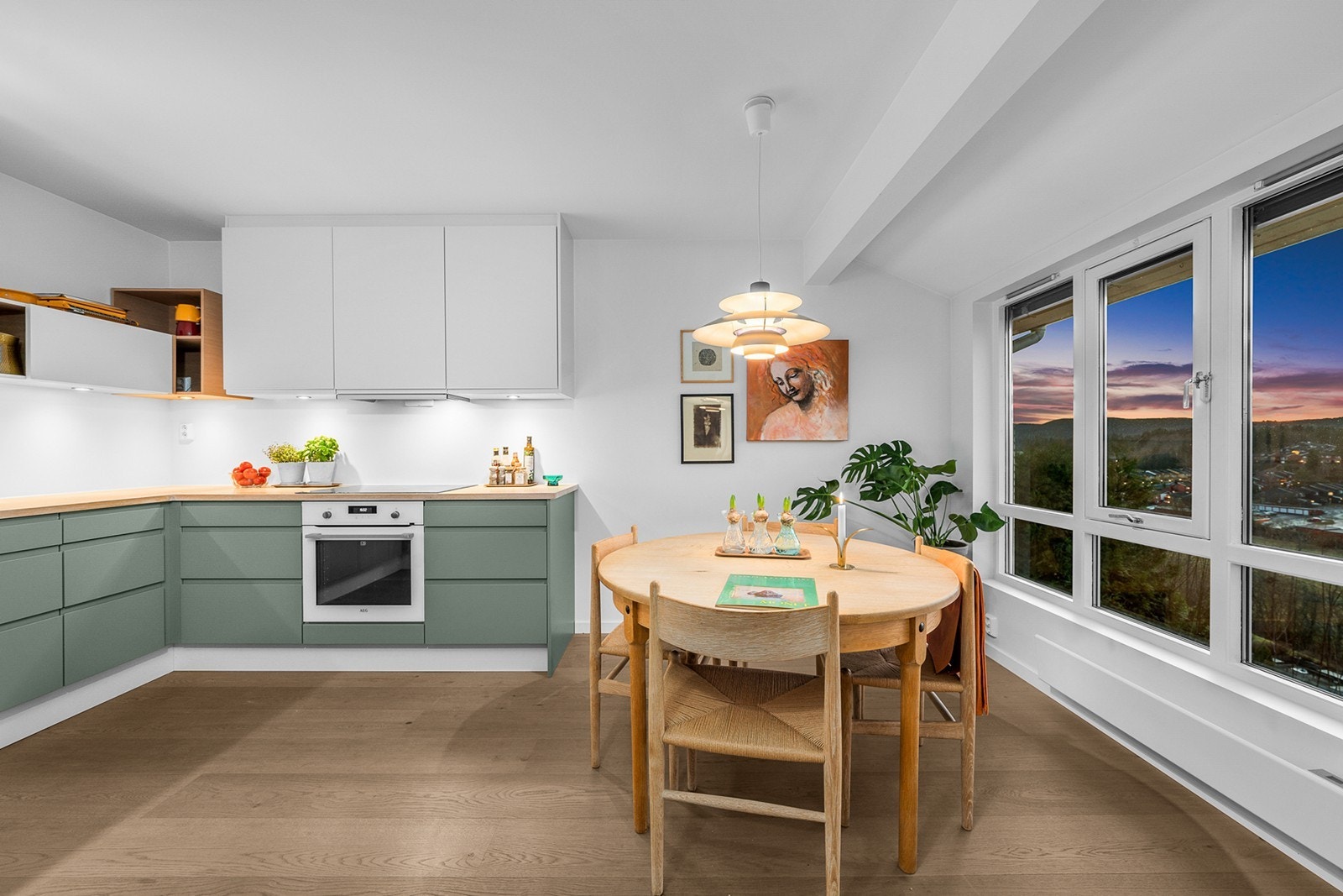 Hvitevarer består av integrert kjøl, oppvaskmaskin, ovn, induksjonstopp og mekanisk avtrekk fra ventilator. Galleribilde