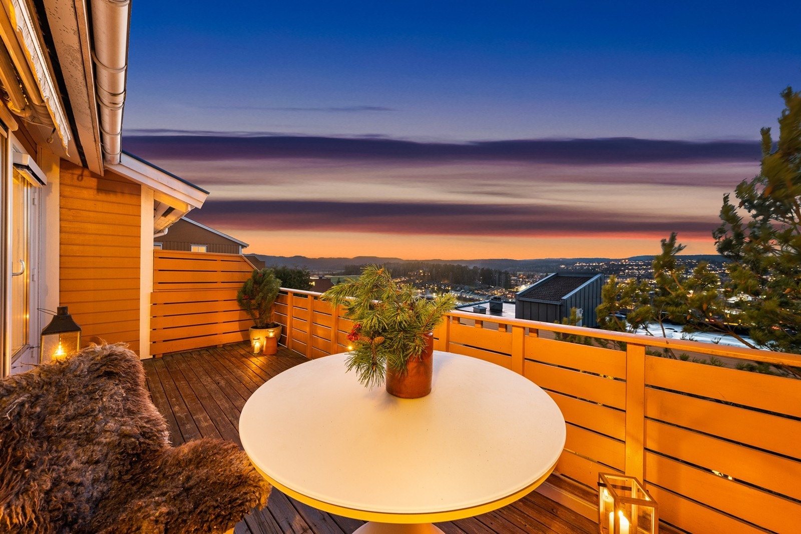 I taket er det markise som skjermer for solen på de varmeste dagene, og på veggen er det utebelysning. Galleribilde