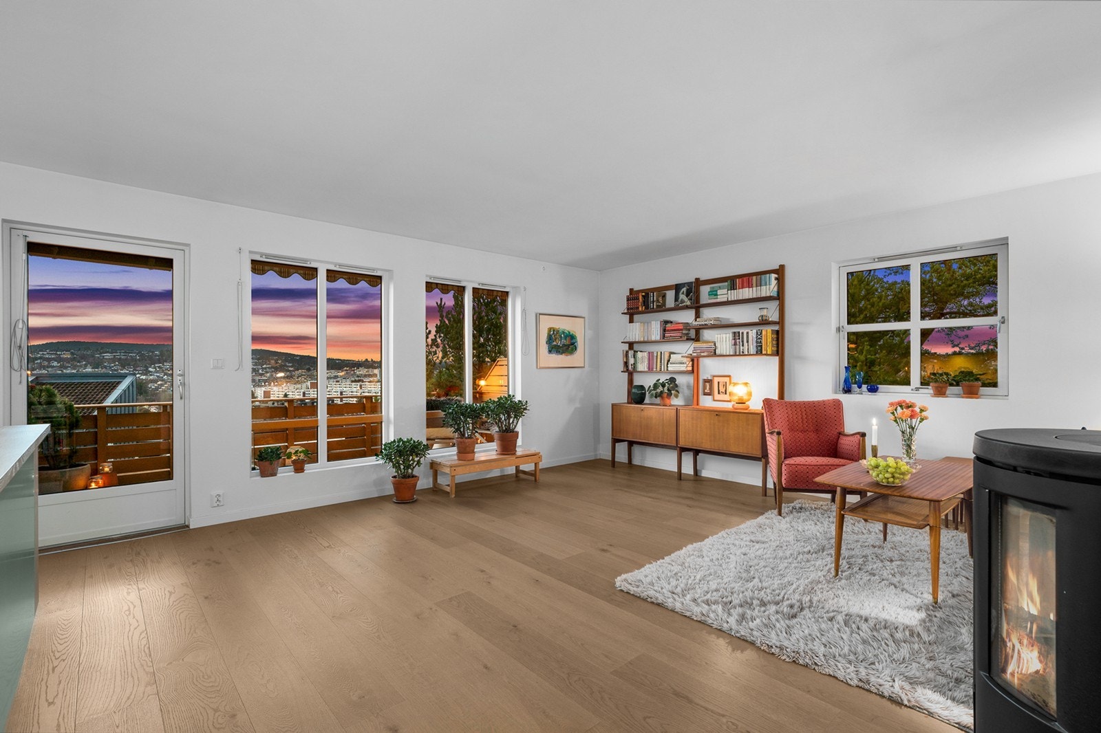 Boligen har et stort og hyggelig allrom med stue og kjøkken i åpen og sosial løsning. Galleribilde