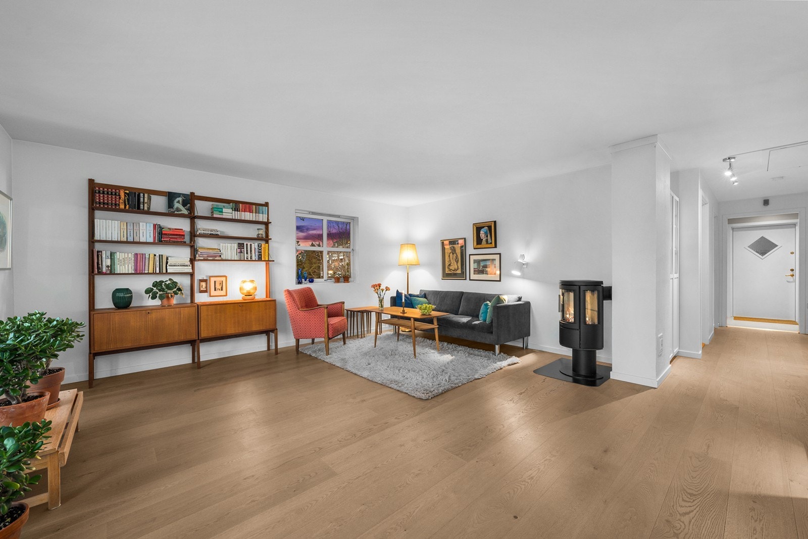 Mellom stue og kjøkken er en peisovn fra 2018 med stort flammebilde som bidrar til ekstra hyggelig stemning. Galleribilde