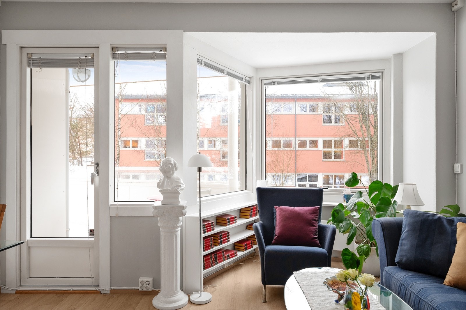 Stue i moderne farger med godt med naturlig lys fra terrassen. Galleribilde