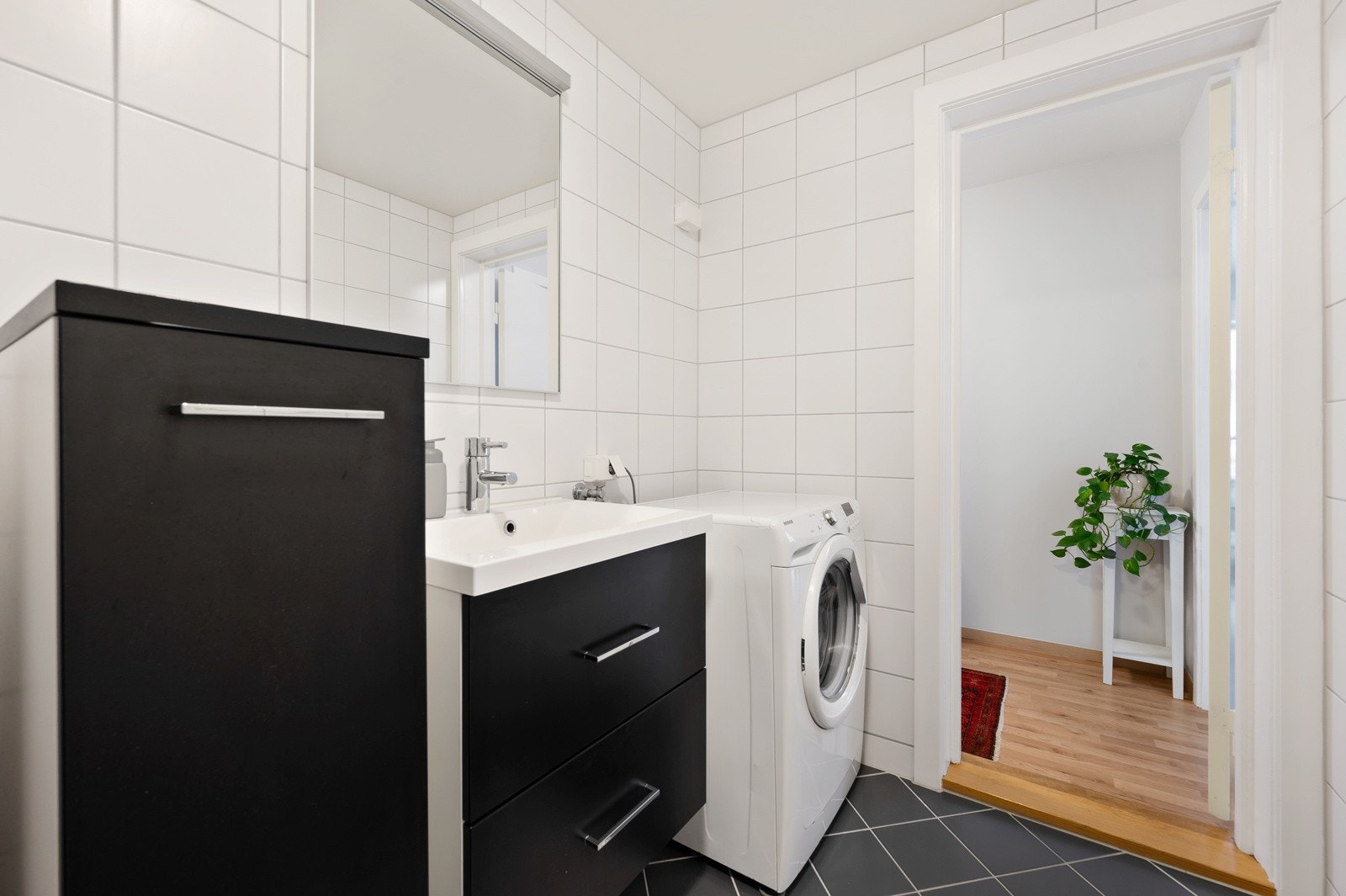 Våtrommet har opplegg for vaskemaskin. Galleribilde