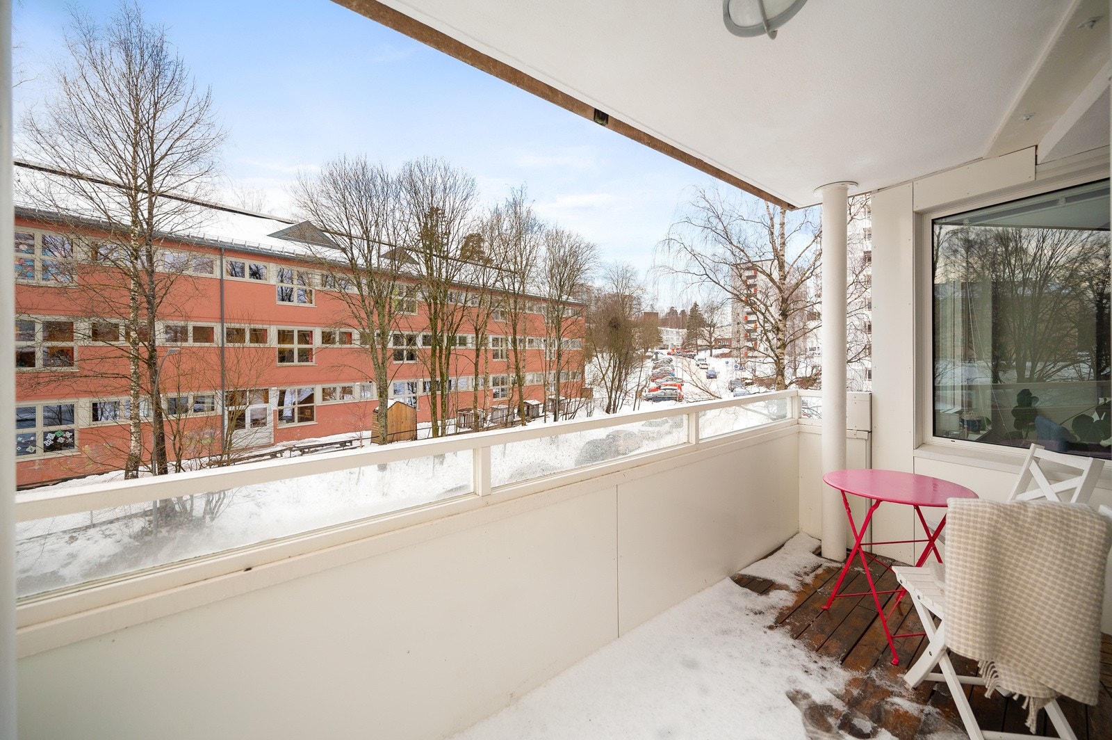 Balkong i betongkonstruksjoner med rekkverk av metall og glass. Galleribilde