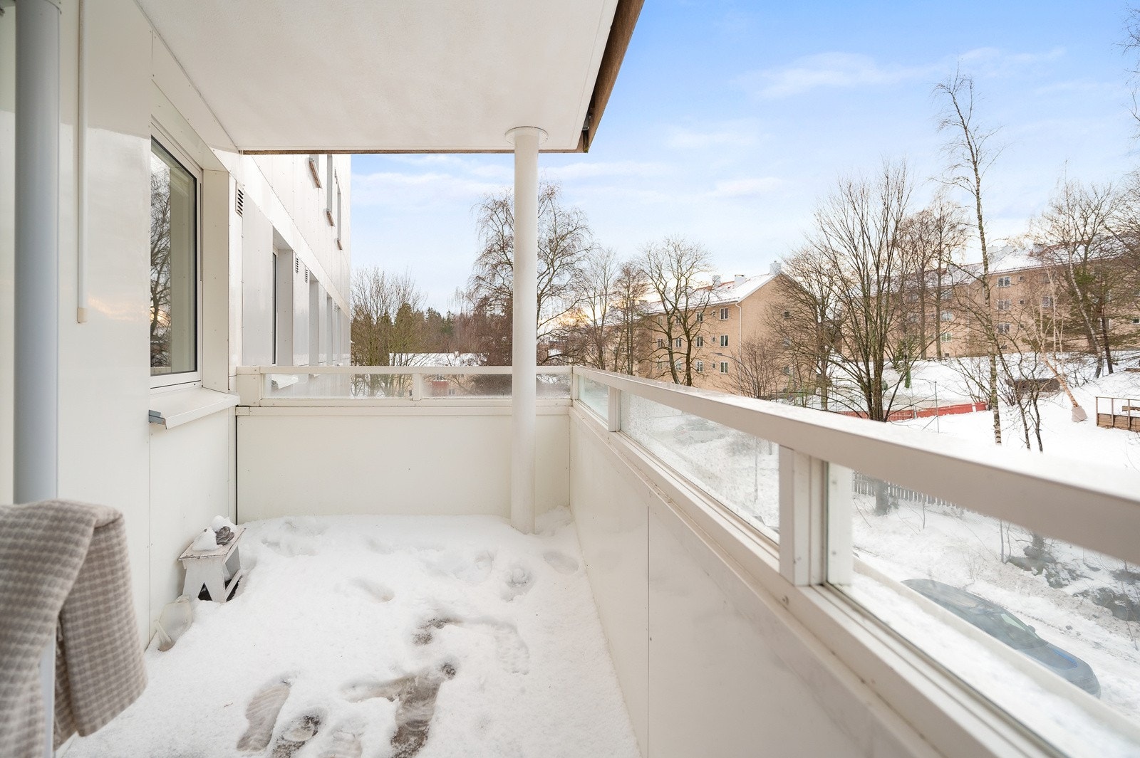 Balkongen er romslig med plass til både grill og utemøbler. Galleribilde