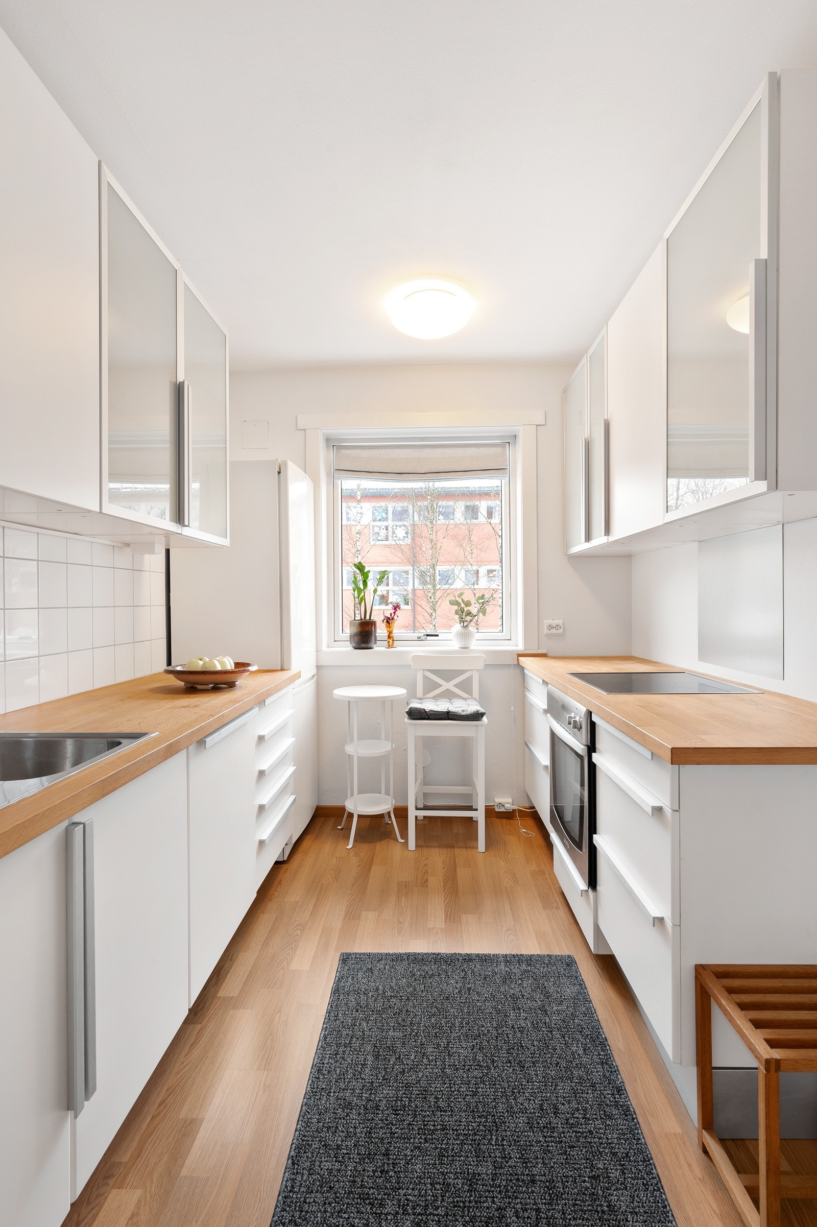 Stort kjøkken med god benkeplass. Galleribilde