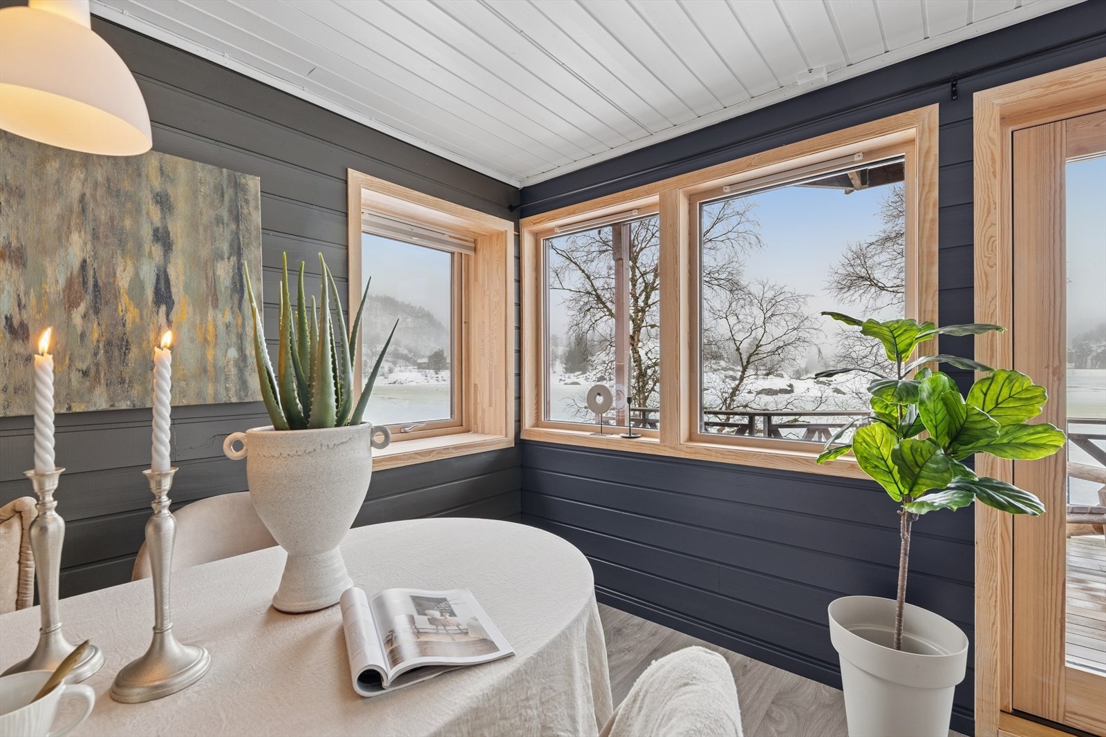 Lun og koselig stue med vedfyring og utsikt mot fjellene. Galleribilde