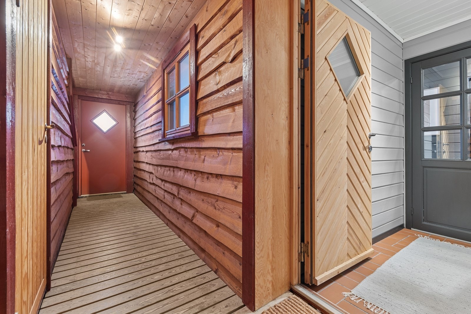 Flislagt entré i leiligheten med varmekabler, praktisk for kalde vinterdager. Galleribilde