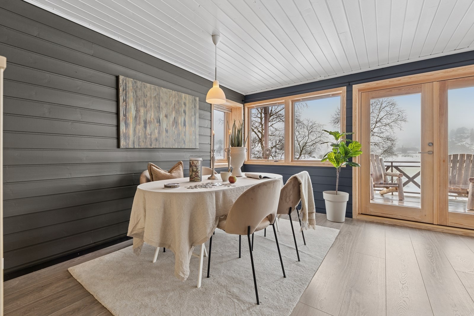 Boligen er vestvendt og har fantastisk utsikt over Svartevatn. Galleribilde