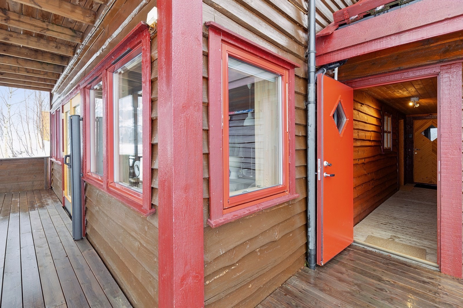 Praktisk fellesbod med god oppbevaringsplass for sesongutstyr. Galleribilde