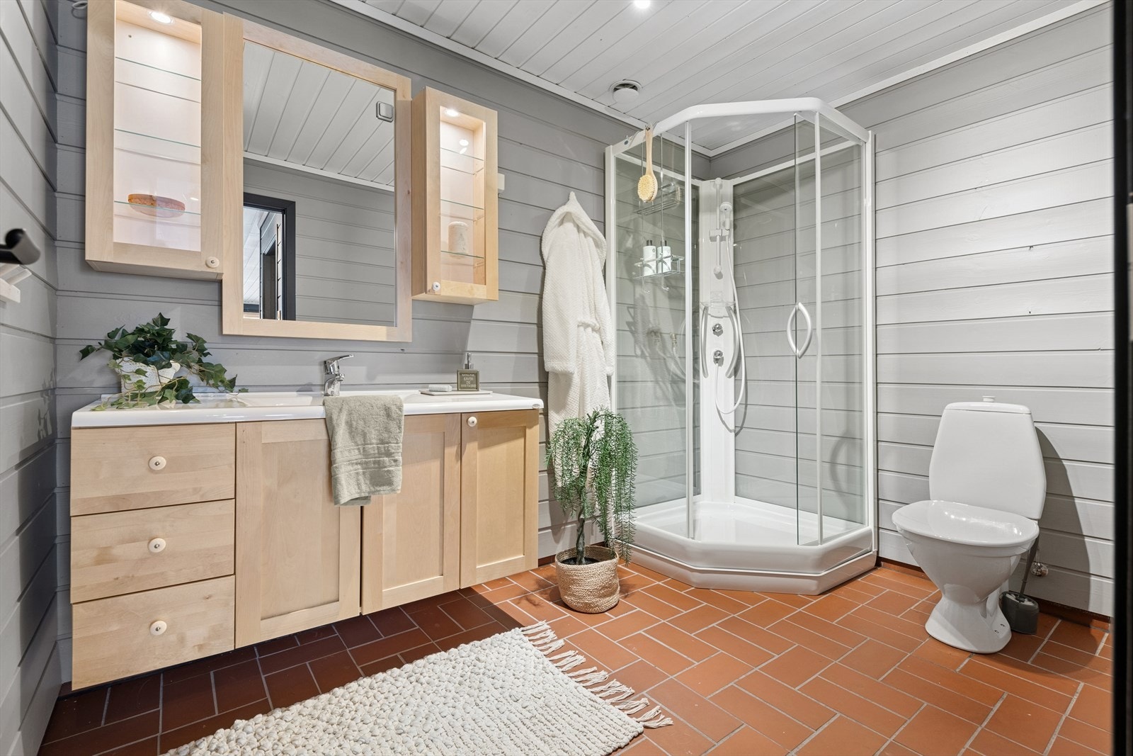 Praktisk bad med varmekabler og dusjkabinett. Galleribilde