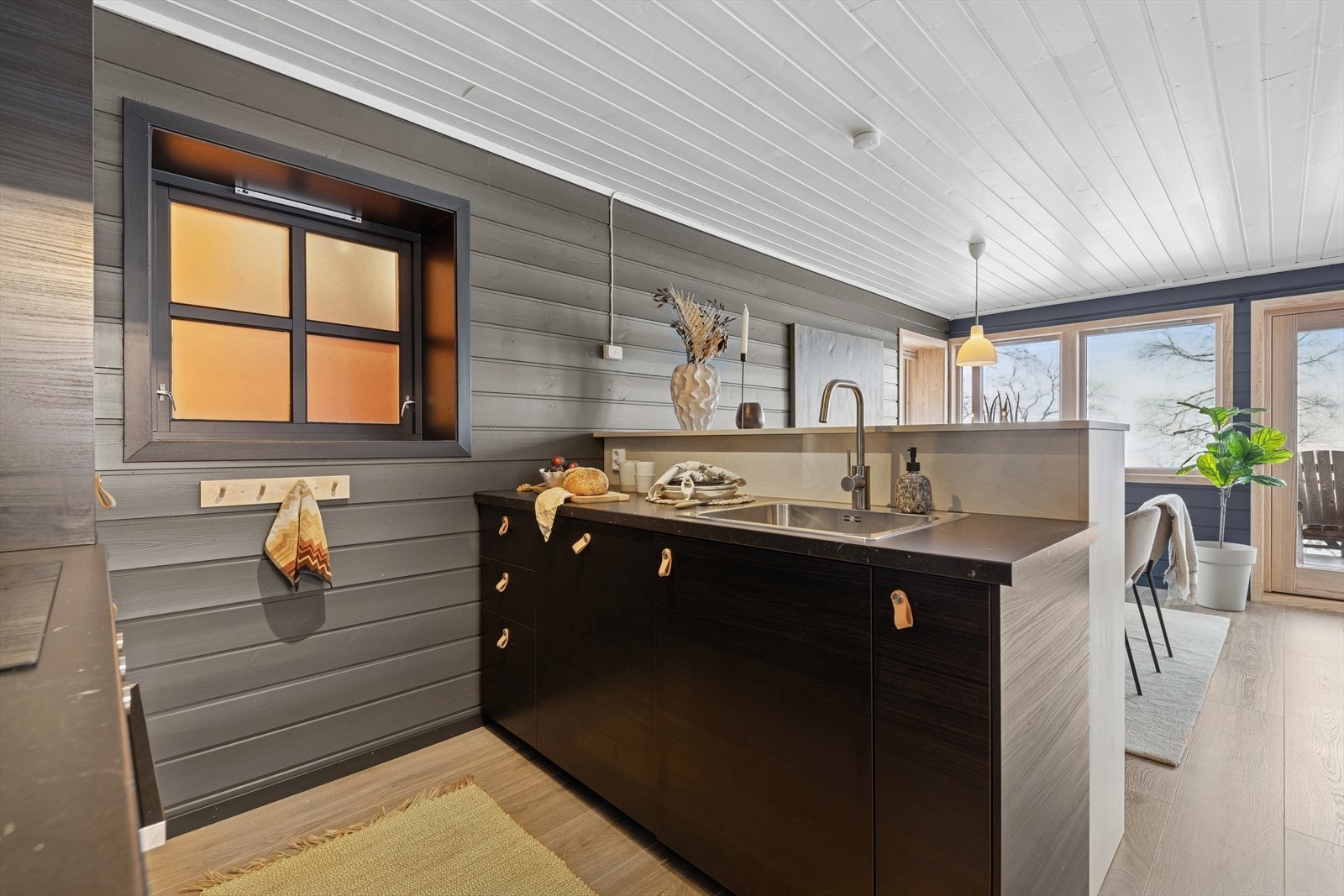 Sosial og åpenløsning. Lag mat og underhold gjester i fjellet. Galleribilde