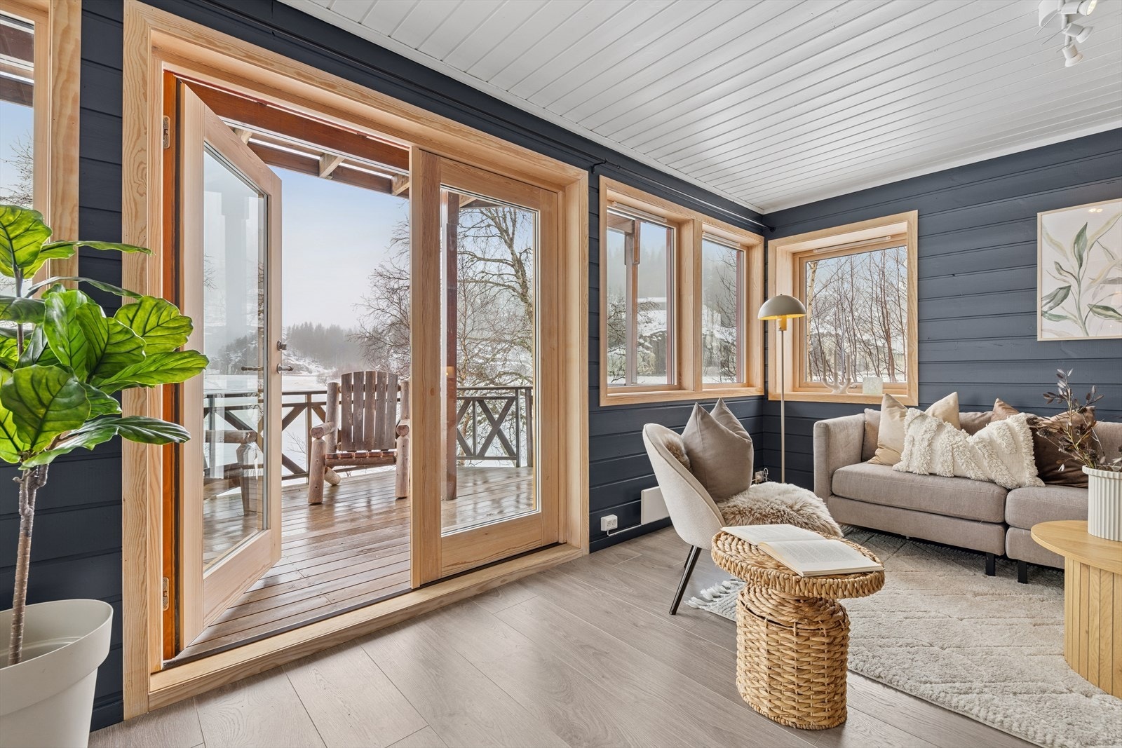 Doble dører til terrasse. Dører og vinduer er skiftet av nåværende eier. Galleribilde