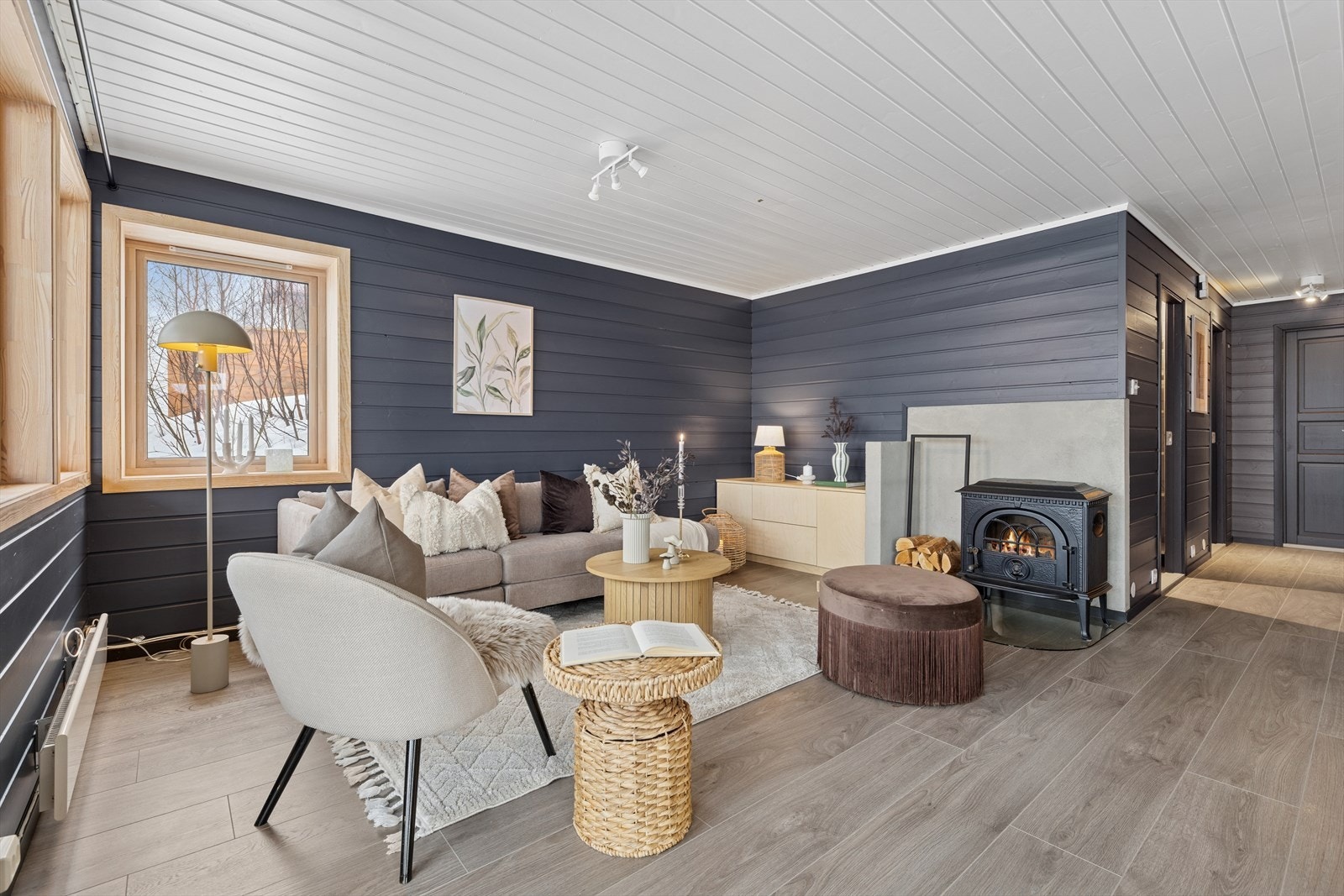 Det er elektriske varmekabler samt vedovn. Galleribilde