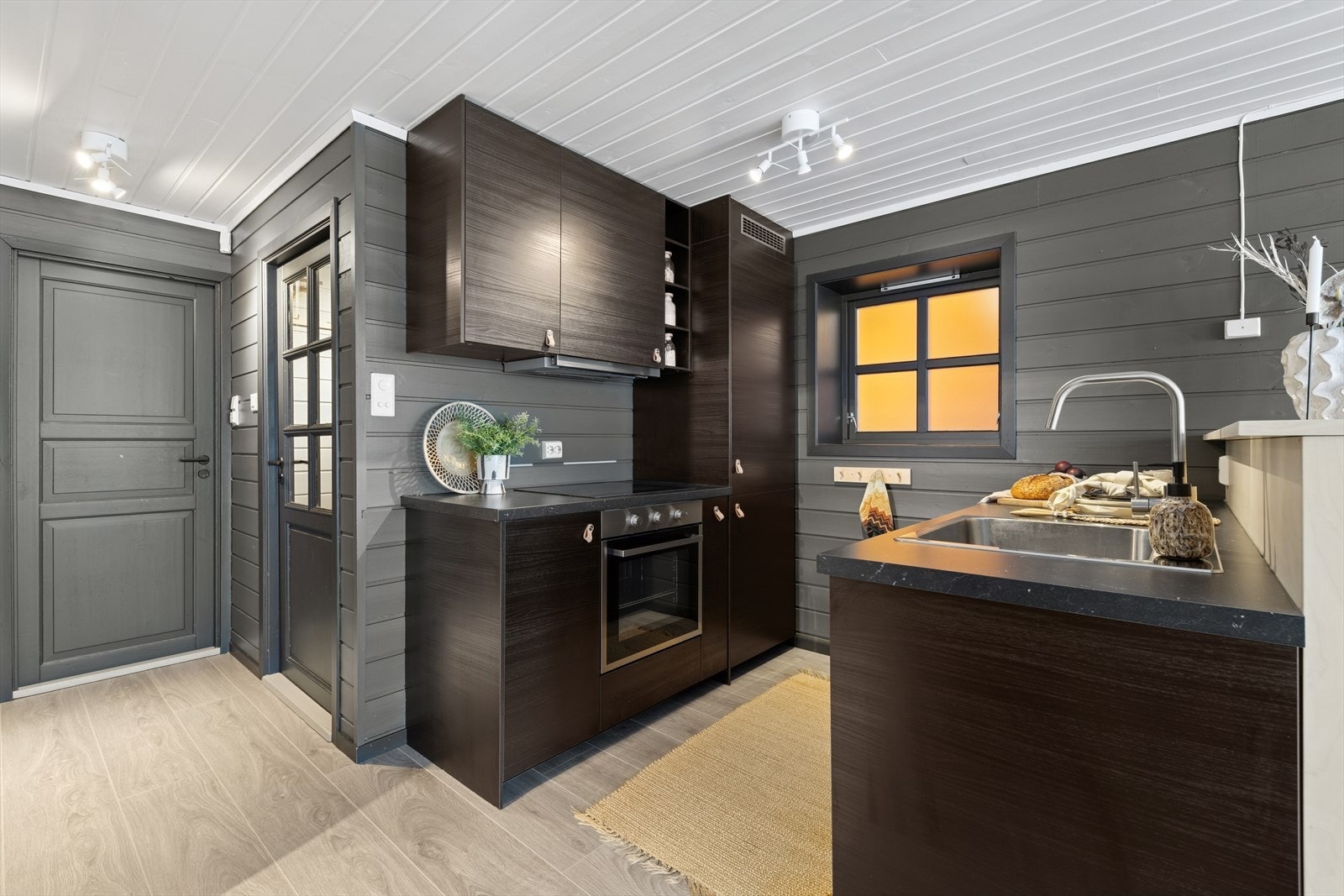 Velutstyrt kjøkken med integrerte hvitevarer og god benkeplass. Galleribilde