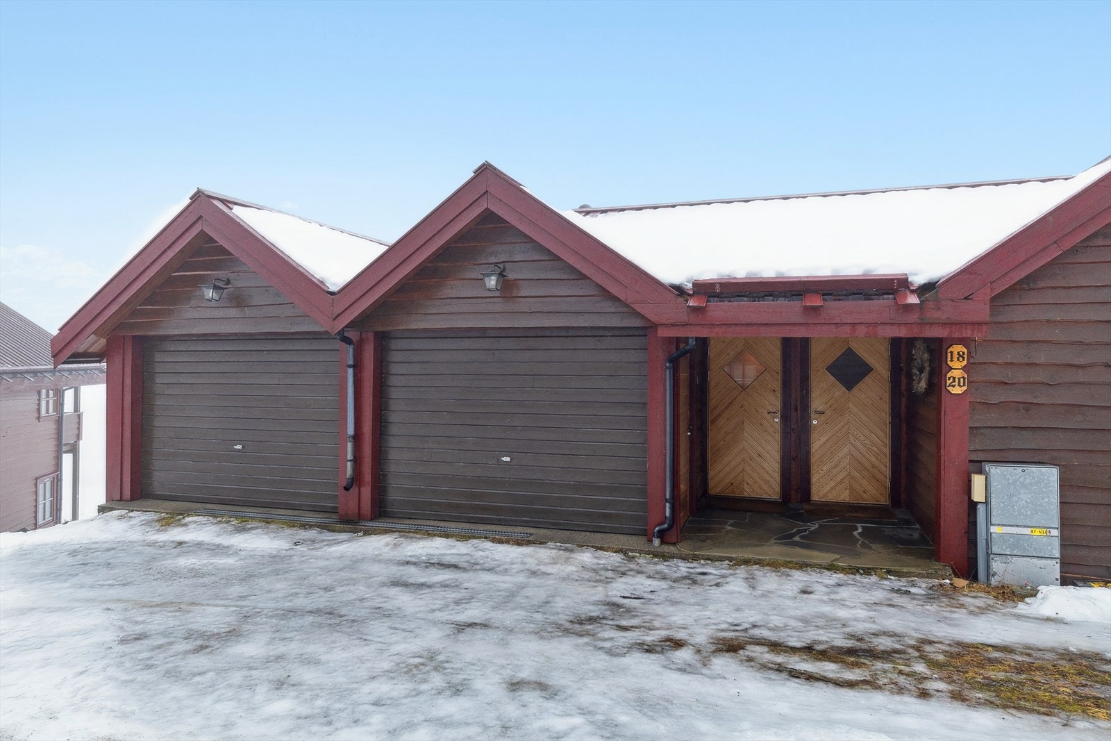 Romslig garasje med ekstra lagringsplass for skiutstyr og annet. Galleribilde