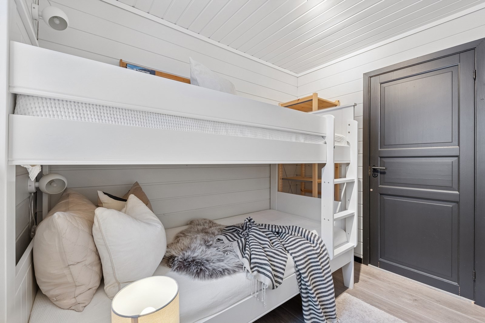 Soverom II. Her er det montert køyseng. Køyseng kan medfølge salget. Galleribilde