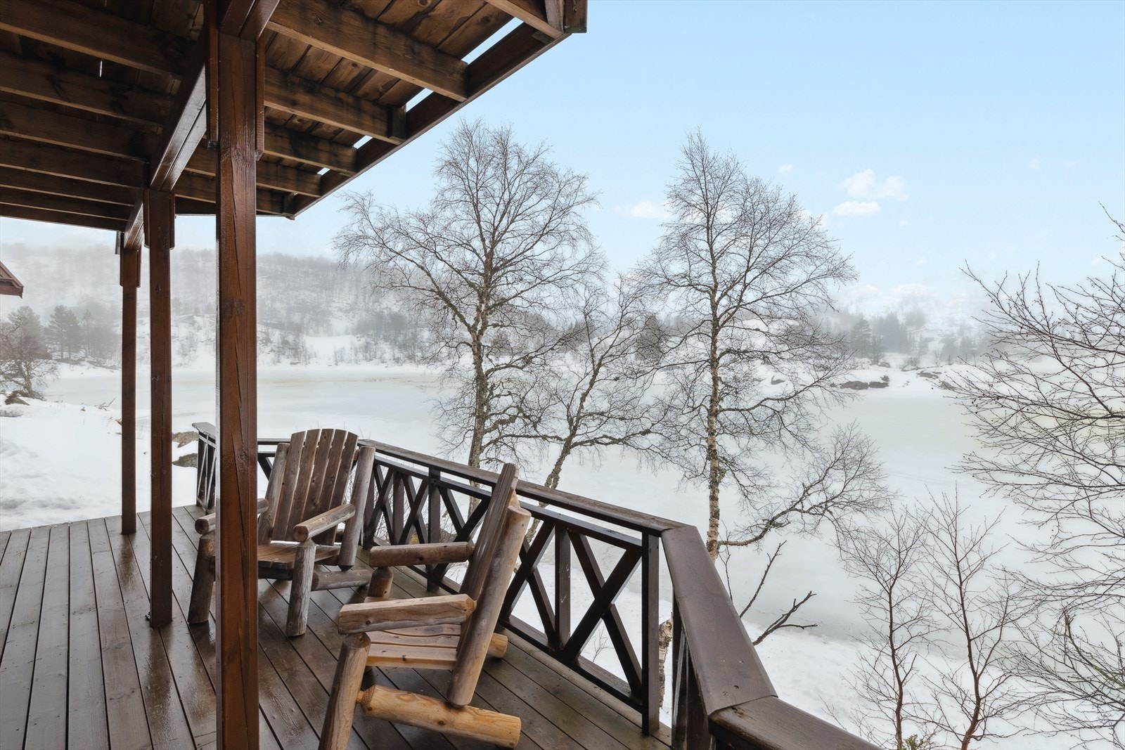 Stort uteområdet med god plass til sittegruppe og annet ønsket møblement. Vestvendt uteområde som gjør det mulig med solrike ettermiddager og kvelder. Galleribilde