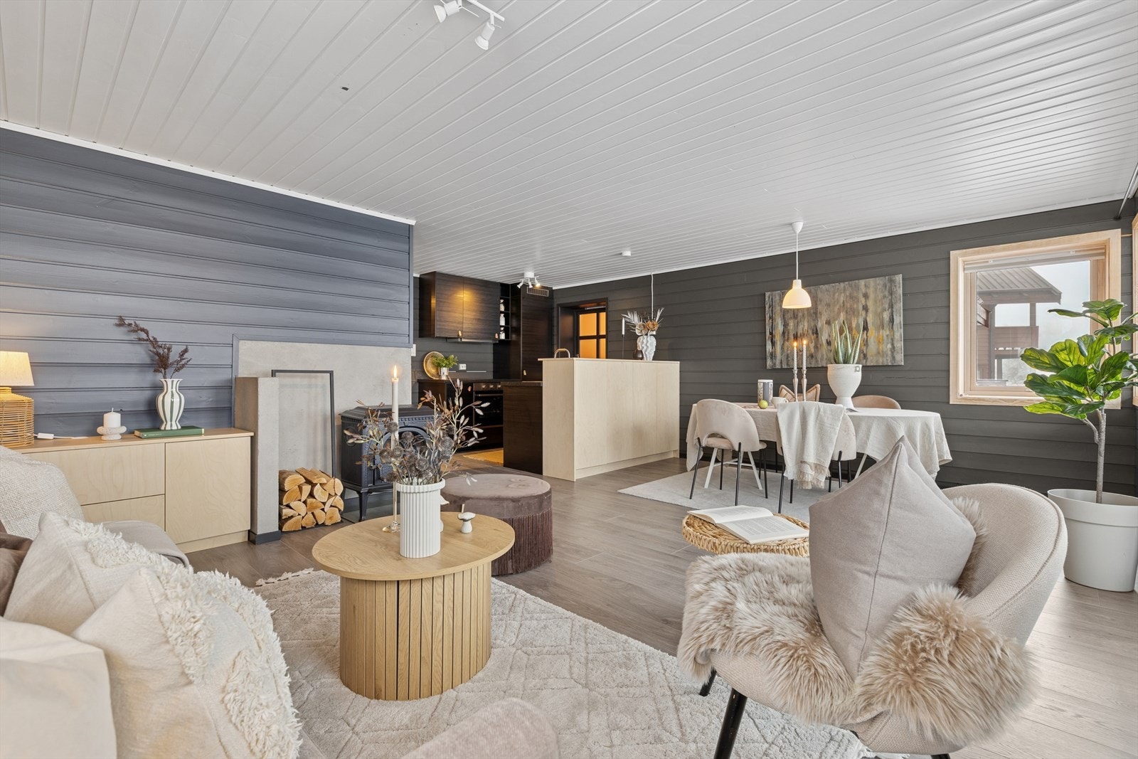 Det er gjennomgående fin standard med malte flater, nyere laminatgulv og nyere kjøkken. Galleribilde