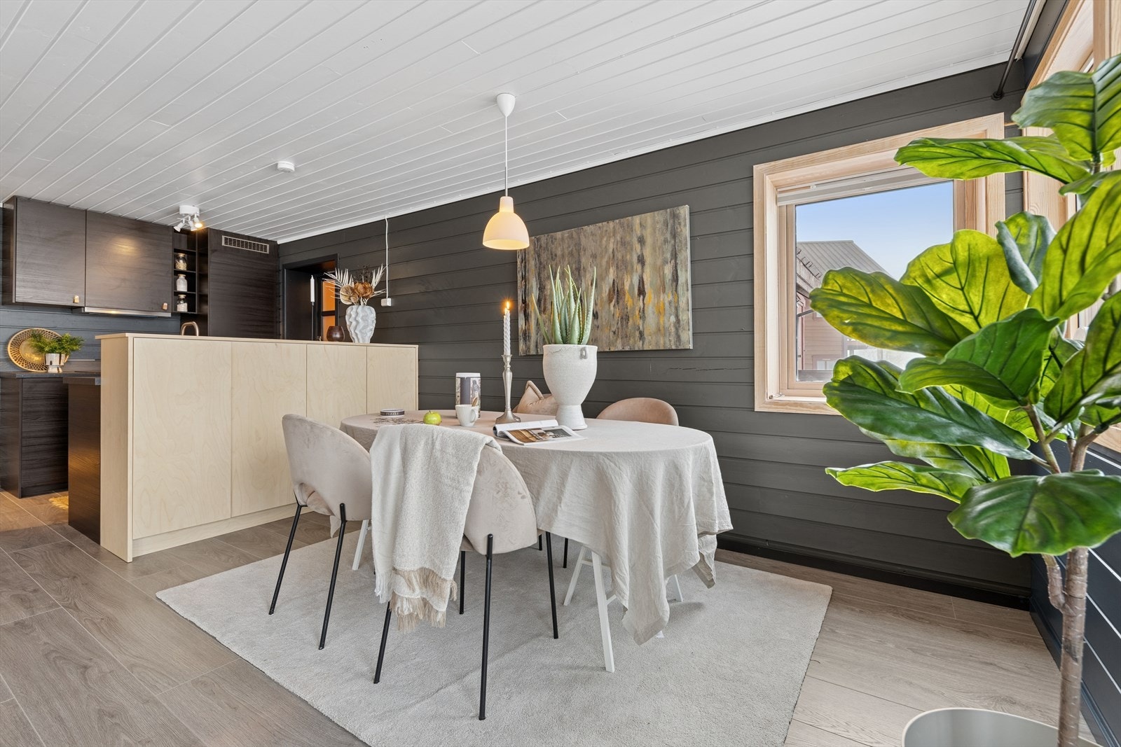 Det er god plass til et stort spisebord i tilknytning til kjøkken. Her er det også ekstra lagringsplass i skap. Galleribilde