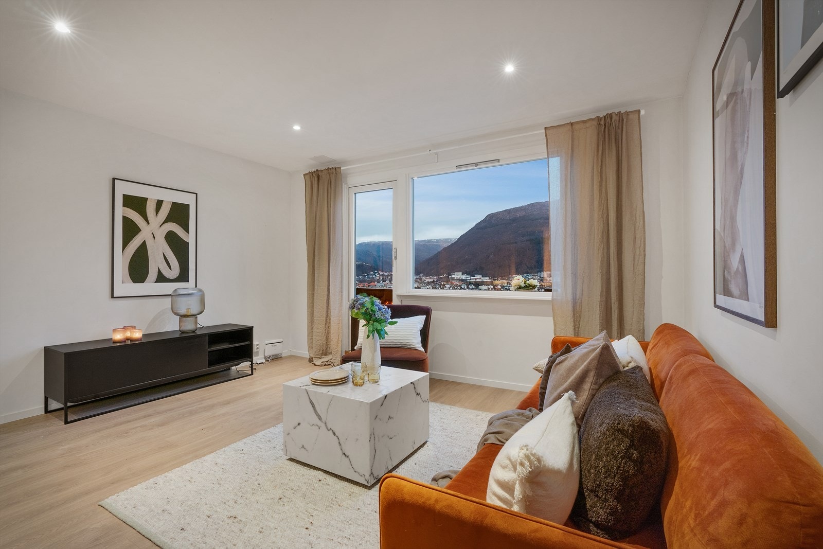 - Merk downlights i himling som gir et moderne utseende og god belysning - Galleribilde