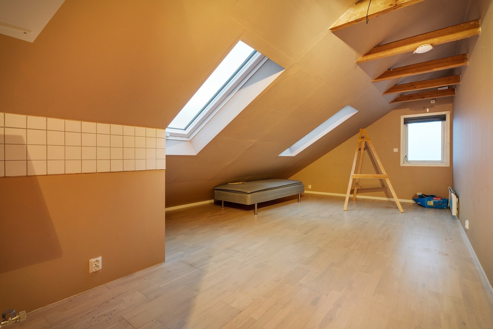 - Stort disponibelt loftsareal på 31 m² (BRA-e) - Galleribilde