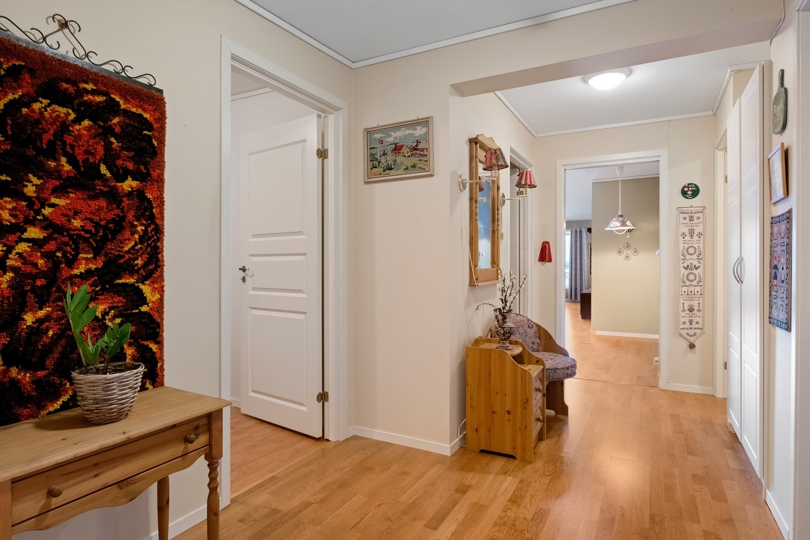 Romslig entré/hall Galleribilde