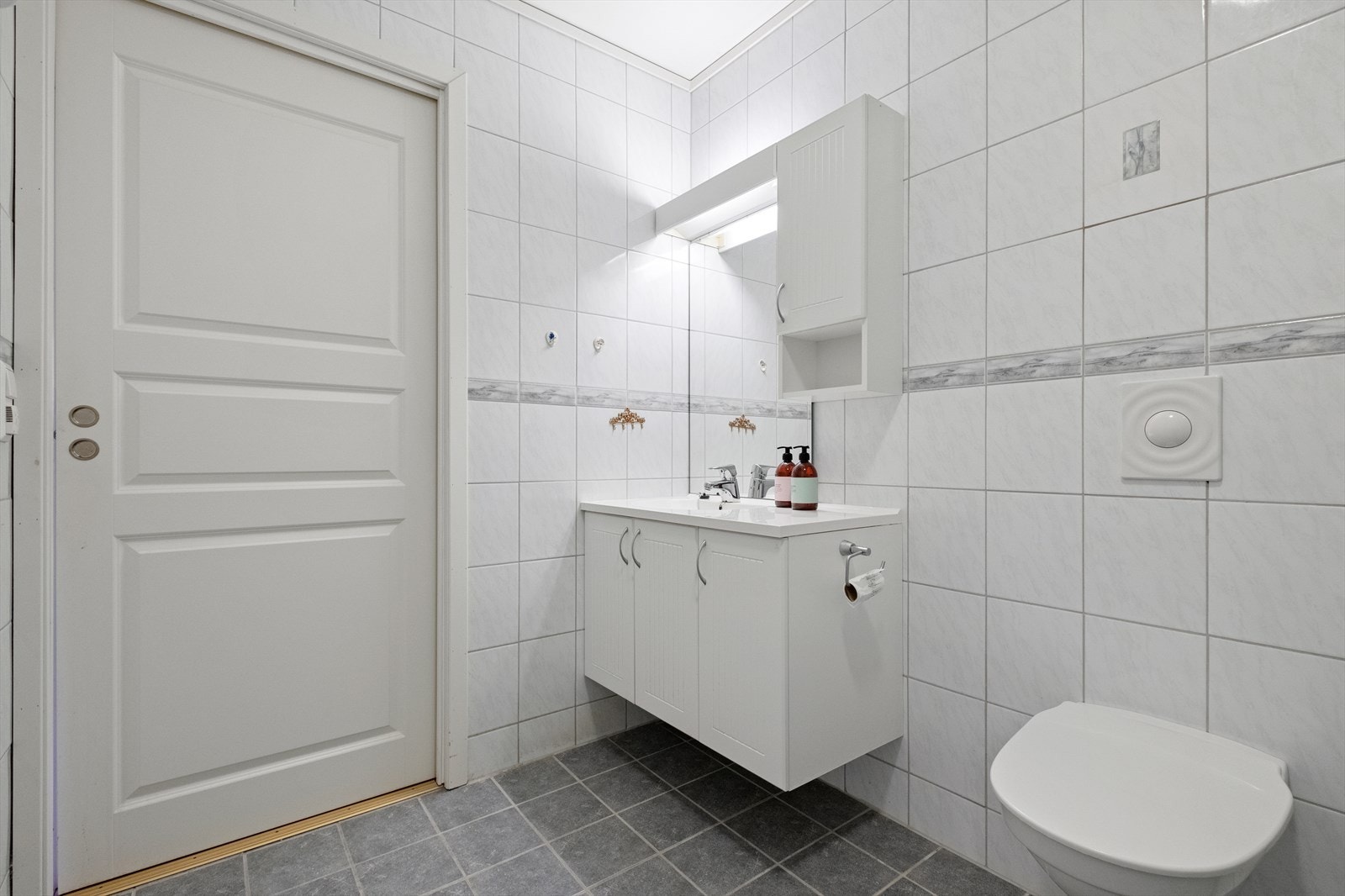 Helfliset bad med varmekabler i gulv Galleribilde