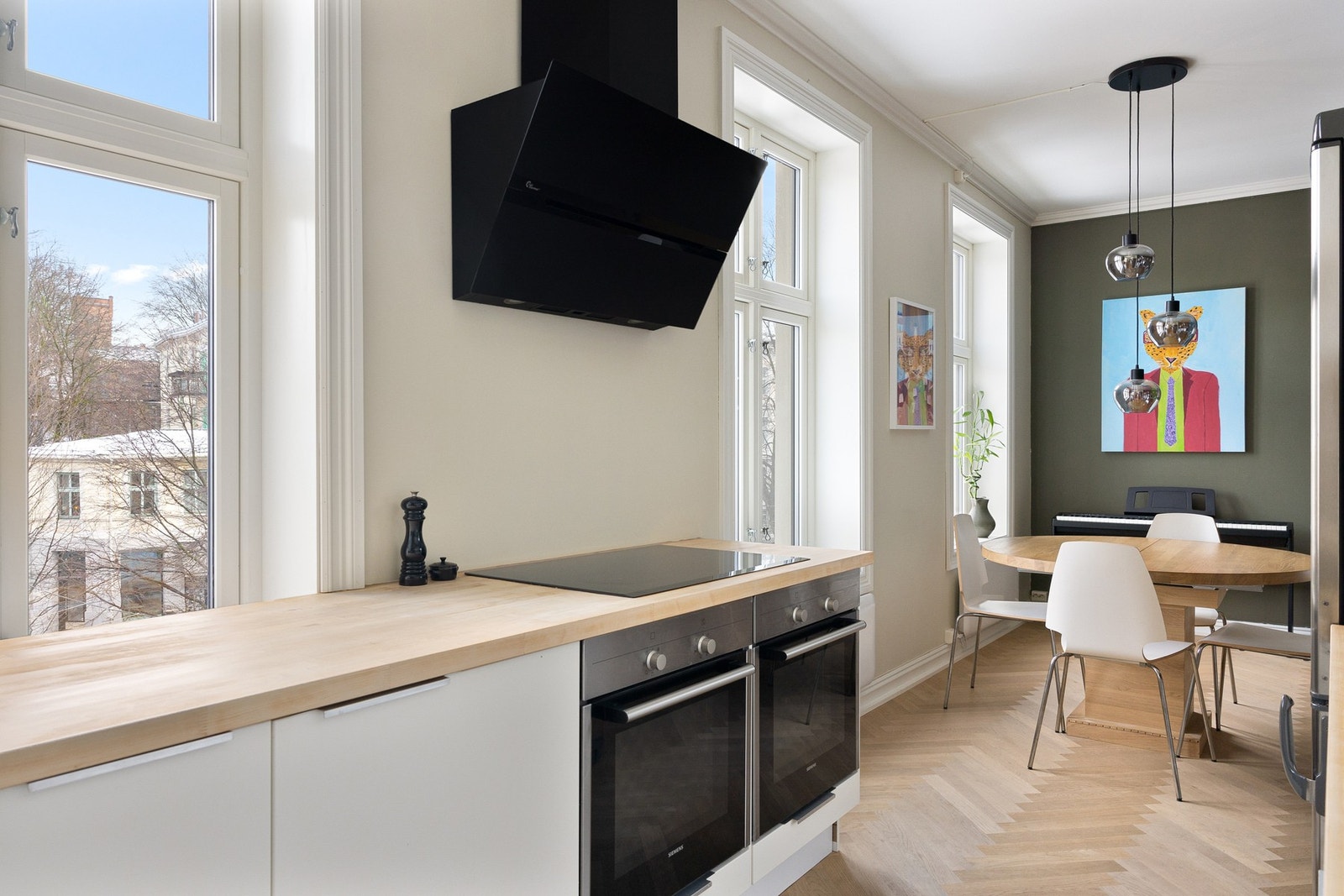 Kjøkkenet har godt med skap- og benkeplass. Galleribilde