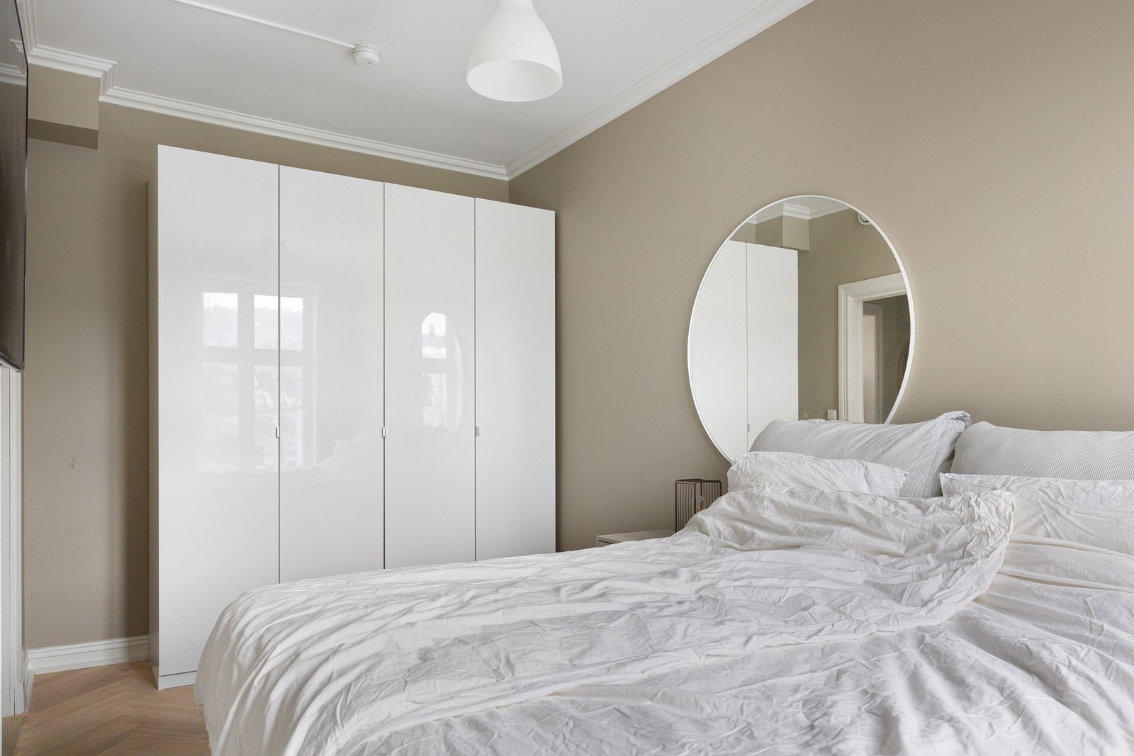 Soverom 1 har godt med oppbevaringsmuligheter i garderobeskap. Galleribilde