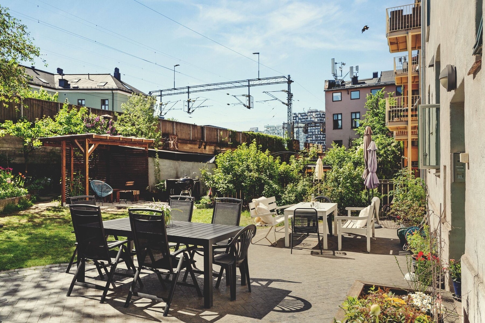 Spesielt unik er bakgården som følger med denne boligen. (Bildene er tatt sommeren 2024) Galleribilde