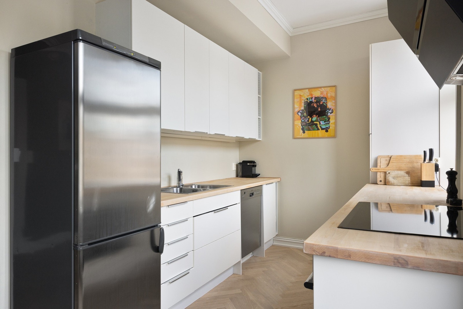 Kjøkkenet er utstyrt med integrert oppvaskmaskin, to stekeovner, induksjonstopp og frittstående kjøleskap med fryser. Galleribilde