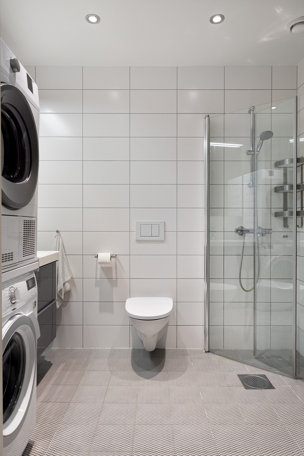 Praktisk flislagt baderom fra 2013 med varme i gulv. Galleribilde