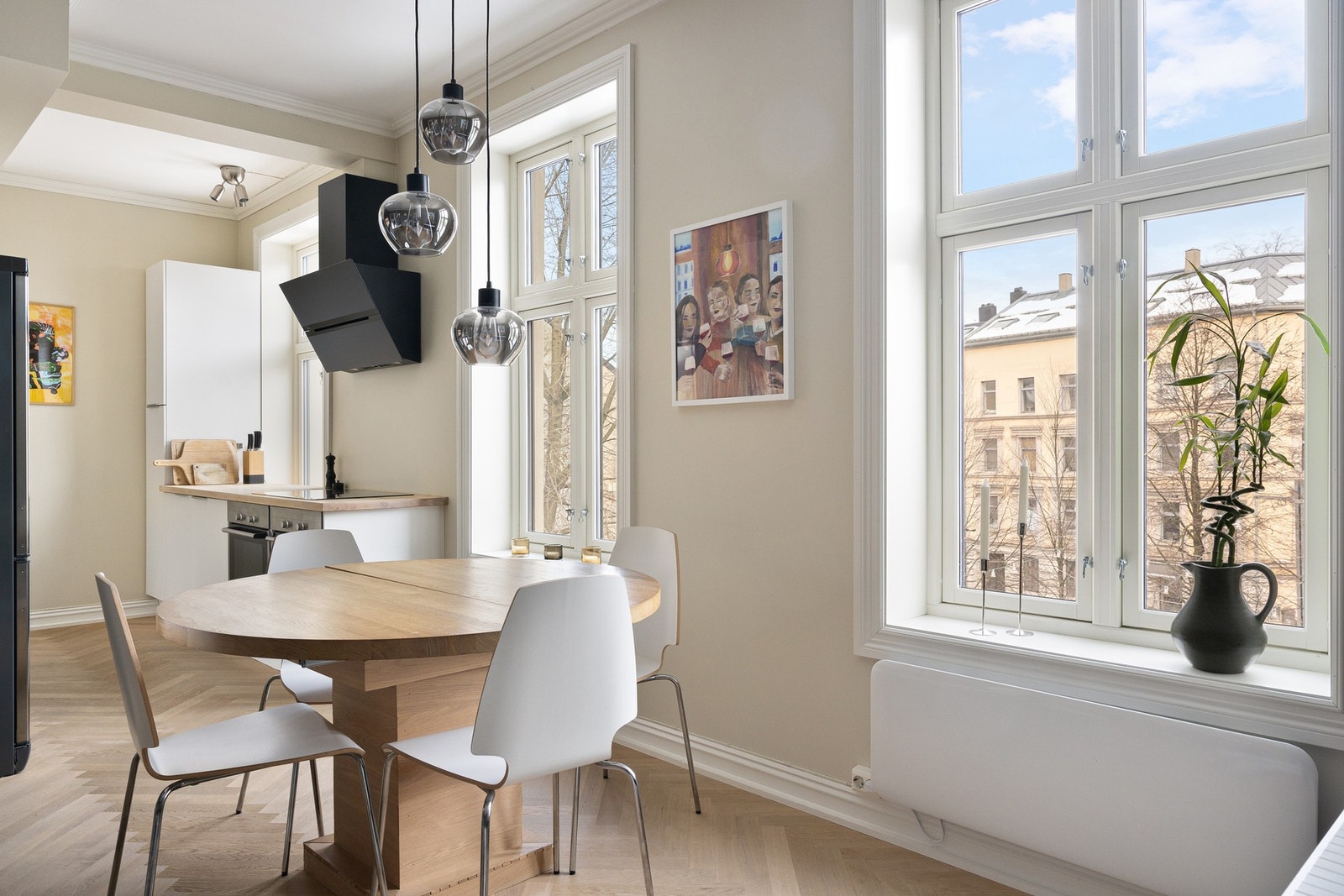 Her er det god plass til både spisebord og sittegruppe. Galleribilde