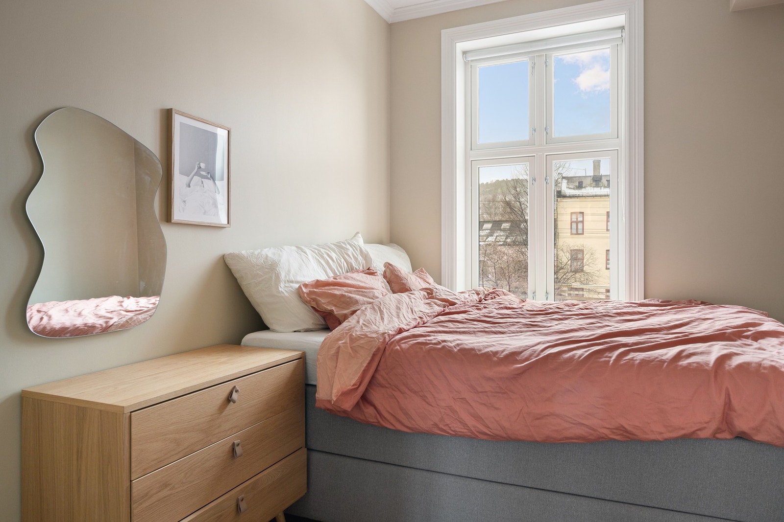 Vinduene på både soverom 1 og 2 gir en rolig og luftig atmosfære. Galleribilde