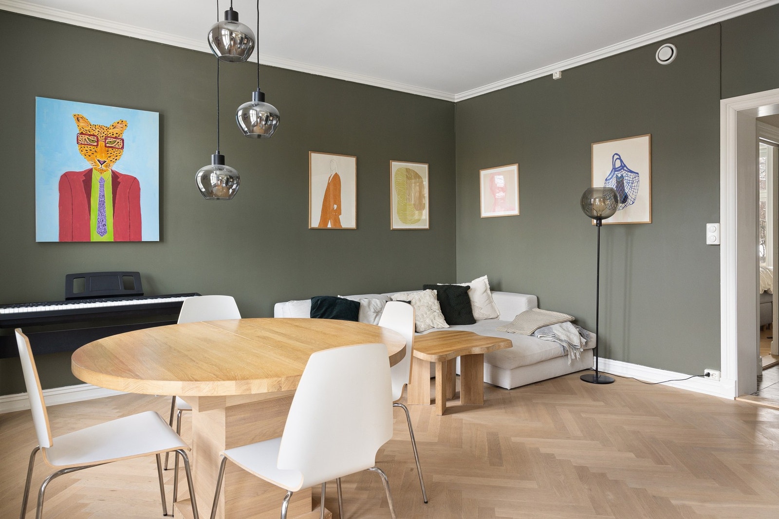 Leiligheten oppleves som lys og gjennomgående. Galleribilde